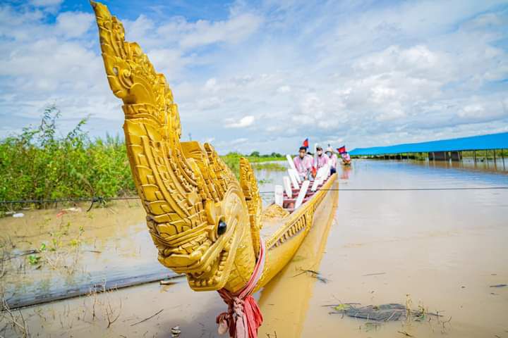 ទូក « ង » កម្ពោជិកបុត្តាខេមរាតរីដែលវែងជាងគេលើពិភពលោកត្រូវបានរំកិលចេញពីទួលបារាយណ៍អណ្តែតមកចុងប៉ម មុខសាលាខេត្តព្រៃវែងហើយ…