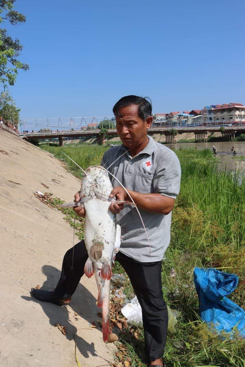 ប្រជាពលរដ្ឋជាច្រើនបានចុះទៅចាប់ត្រី ខណៈត្រីកំពុងតែពុលទឹកនៅក្នុងស្ទឹងព្រៃត្នោត..